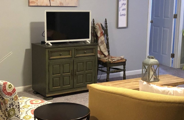 “our little green with envy”Gallipolis No cleaning fee and no Taxes all include.