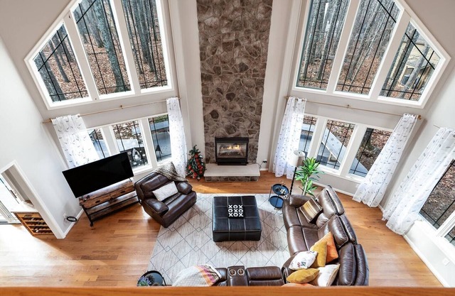 *Outdoor Oasis/wood firepit /2 rooms main floor*