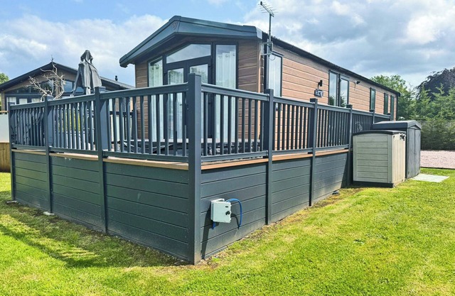 Outstanding and luxurious lodge with one double bedroom and one twin bedroom.