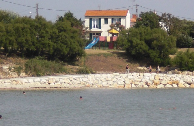 Outstanding genuine old "Fourasine" house, 50m from beach, beautiful sea view