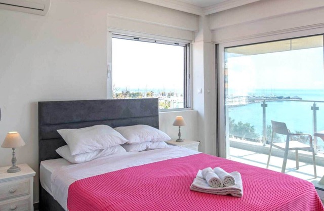Outstanding seaview studio in Athenian Riviera