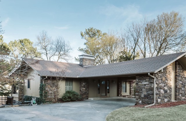 Overlooks Stadium! Sleeps 10-12. BBBQ, Graduation, Razorback games!