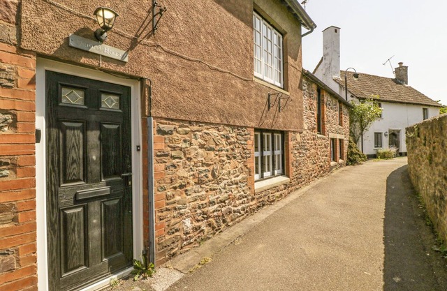 OXFORD HOUSE, pet friendly, character holiday cottage in Porlock