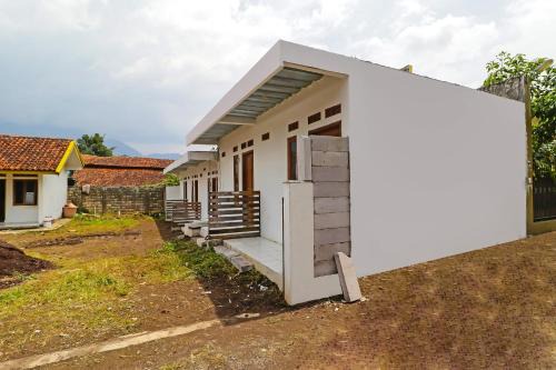 OYO 90809 Homestay Black Pink Merah Jambu Syariah