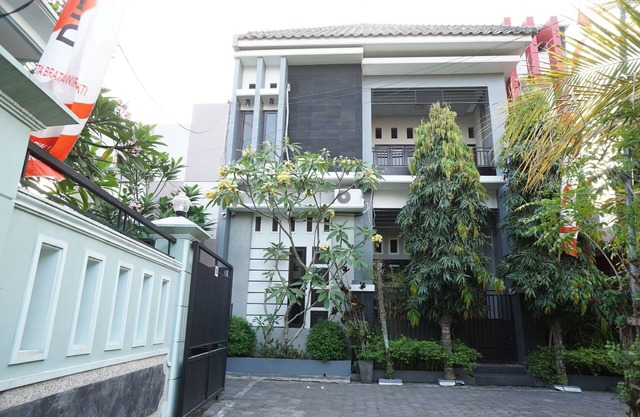 OYO Life 93045 Kost Putra Bu Ketut