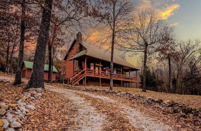 Ozark beauty w/HotTub, GameRm, Firepit; Trampoline VIEWS!