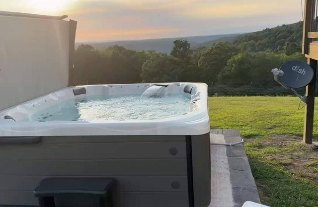 Ozark Escape - Hot Tub, Mountain Views, Near River