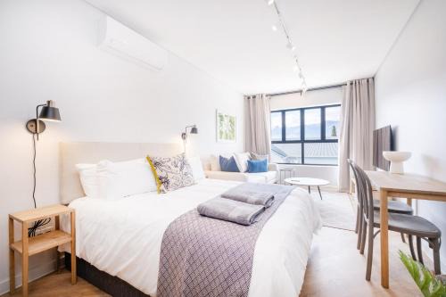 Paarl 137 - Superior Studio Apartment with AC and Parking