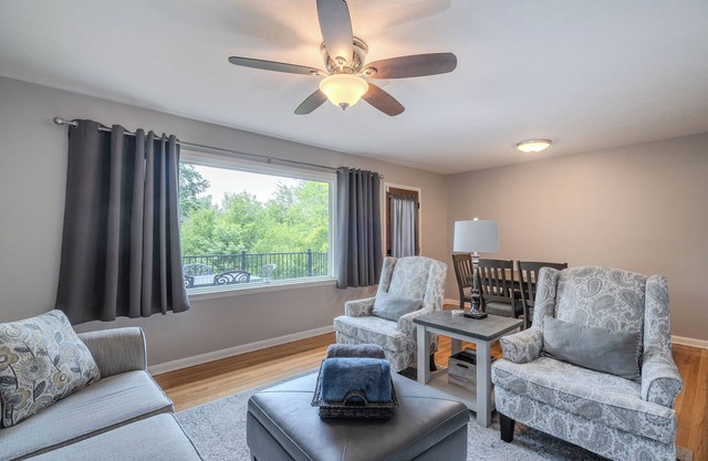 Pacific Place - Central, Private Stay with Fireplace, Garage & Deck