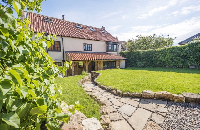 Paddock View - a cottage that sleeps 8 guests in 4 bedrooms
