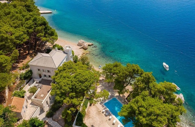 Palatial Beachfront Villa on the Omis Riviera - Private Pool, Sauna, Jacuzzi, Gym & Panoramic Views!