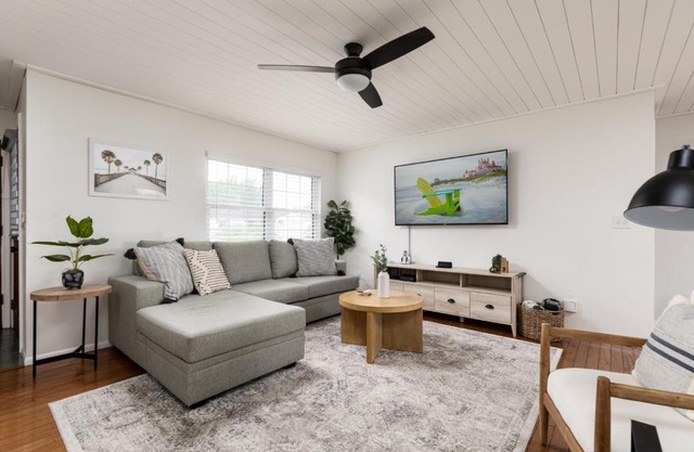 Palm House~Heated Pool~8 min to Beach