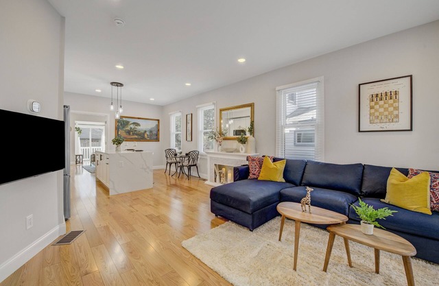 Palmer Square 1BR w/Private Patio
