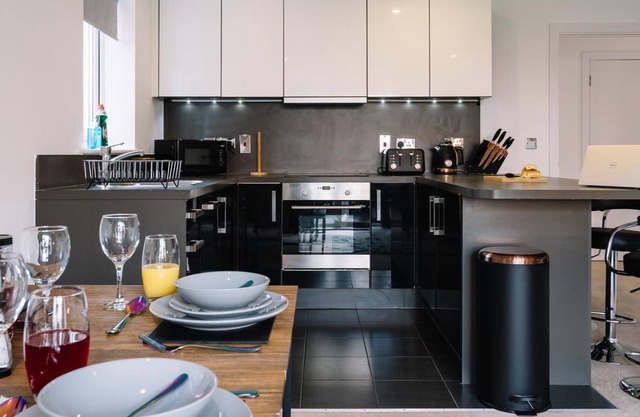 Palmerston House 2 Bedroom Apartments, Reading - 2 Bathroom with Parking