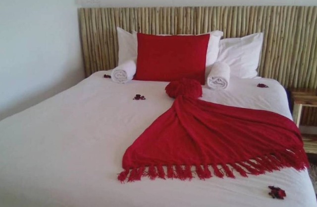 Pandeinge - Double Room with Private Bathroom