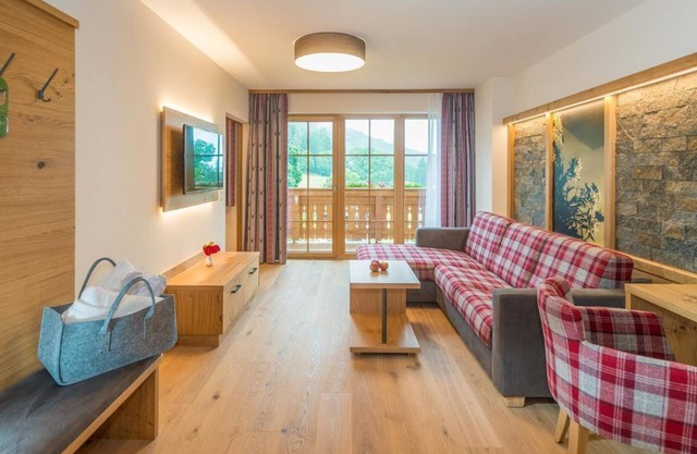 Panorama suite, shower/bath, toilet, 1 room, HB, short - Hotel Lindenhof