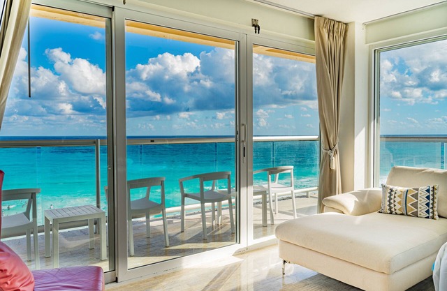 Panoramic Beachfront Studio w/Breathtaking Ocean Views & Top Location