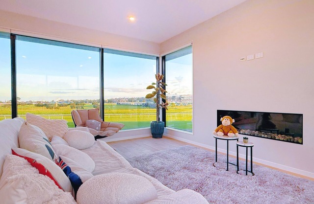 Panoramic Racecourse View - A Quiet Family Villa Over the Turf