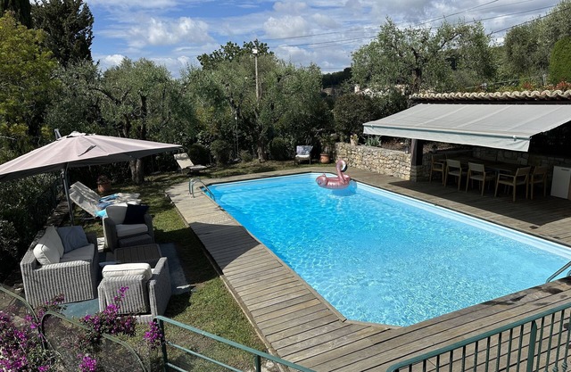 Panoramic sea & hill views, large swimming pool, poolhouse with BBQ