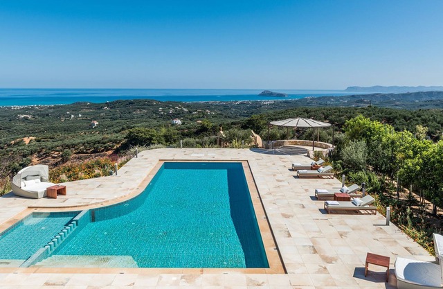 Panoramic Sea view, Tennis court, Spa area, 2 pools and gym!