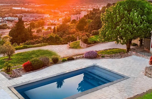 Panoramic view, private pool, walking distance Apt town center - 110m², Luberon