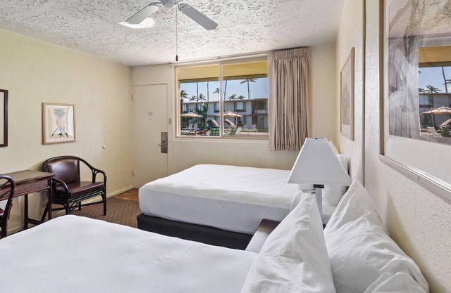 Panoramic Views! 2 Comfortable Units, Outdoor Pool, Near Kanaha Beach Park!