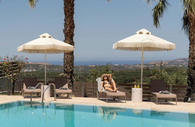 Panoramic Views, heated pool & barbecue!