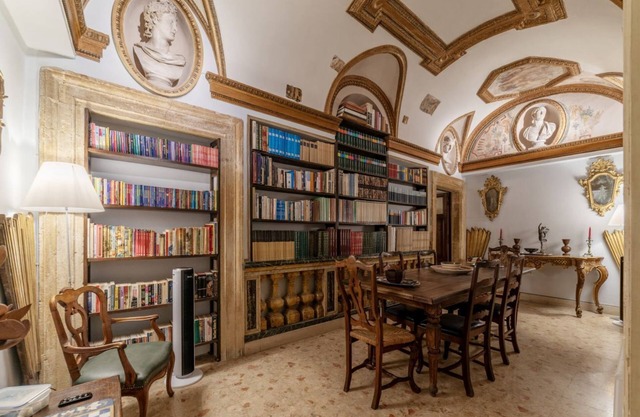 Pantheon Apartment - The hidden corner of the paintings