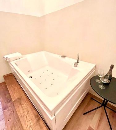 Pantheon Luxury Jacuzzi Apartment