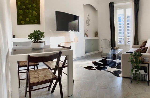 Paris/Tour Eiffel/Louvre/Arc de Triomphe/Champs Elysées