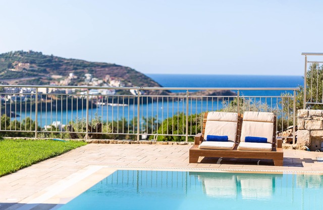 Paris Villa, with Pool, BBQ, Playground & SeaViews