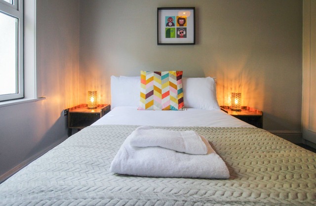 Parkside House - a house that sleeps 6 guests in 5 bedrooms