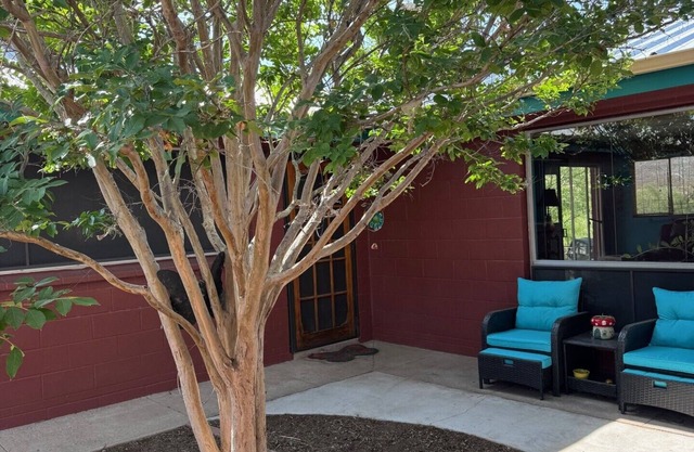 Parkside Retreat - Walk to Hot Springs & Downtown