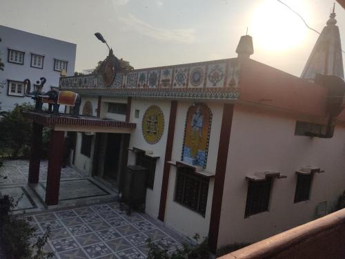 Parmarth gyan mandir by pandit ji stay