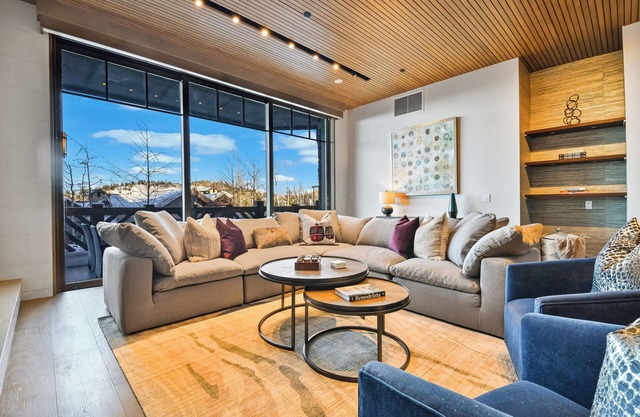 PARQ 1 AT EMPIRE PASS TALISKER CLUB ACCESS SKI IN/OUT POOL SPA DINING SKI VALET