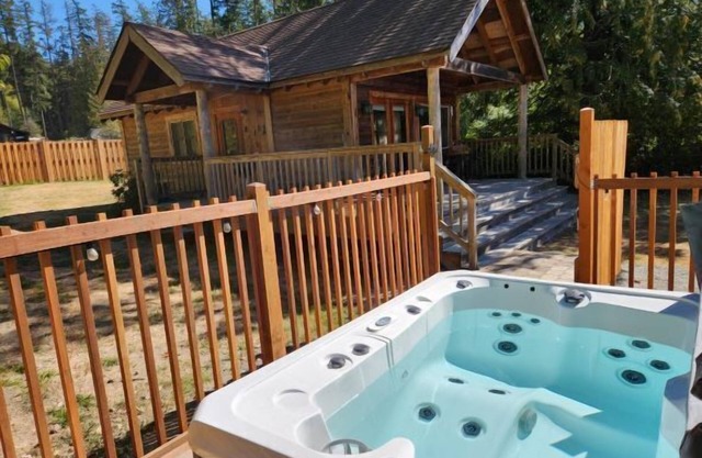 Partial View Cabin w/Hot Tub - 2 min walk to west-facing beach!