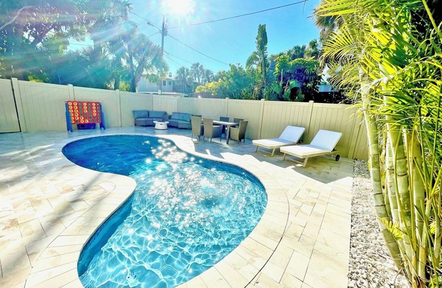 Pass-A-Grille Luxury Pool Sleeps 10