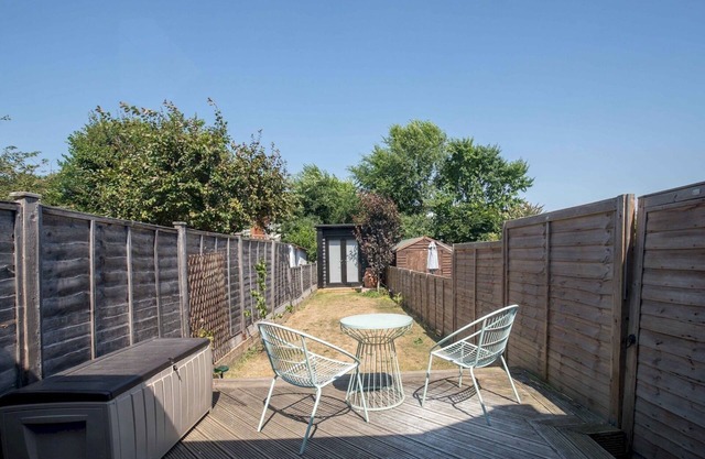 Pass the Keys | Character 3 Bed Cottage in Farnham, Free Parking