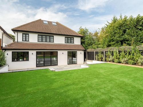 Pass the Keys Luxury 4 Bedroom home with large garden