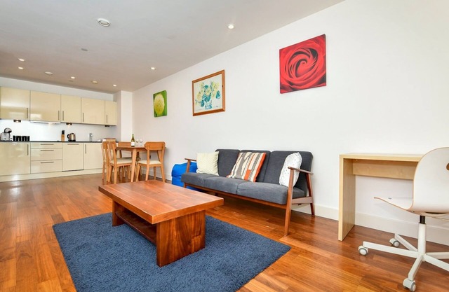 Pass the Keys | Super Central Spacious 2 Bed Apartment with Parking