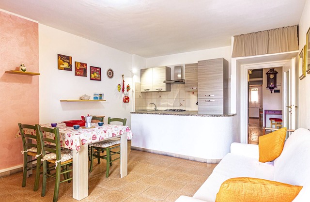 Patrizia, apartment a few steps from the pedestrian center of Marina di Campo equipped with air cond