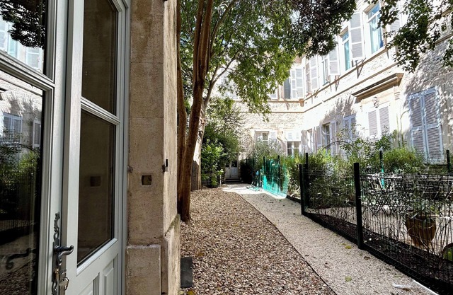 Pavillon des Arènes, monthly rental - 50m from the arena, private garden&terrace