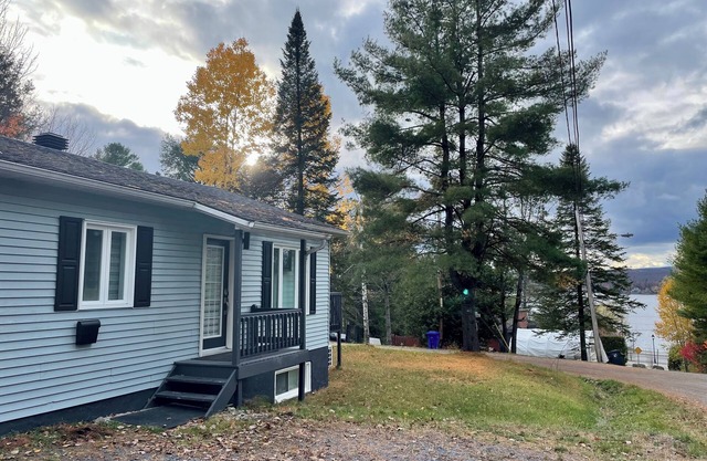 Peaceful escape at the Au Ciel Bleu cottage near Grand Lac Brompton.