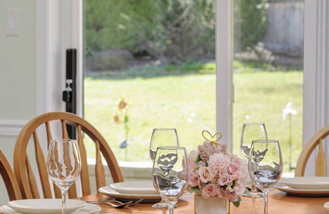 Peaceful 2-bedroom suite with private entrance, full kitchen and 1 bath. Enjoy a bright living space, smart TV, Wi-Fi, and access to a tranquil garden patio. Located minutes from beaches, parks, and shopping. Ideal for your stay.