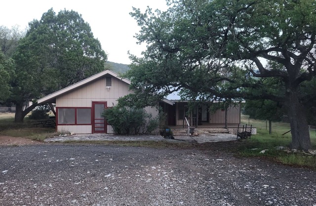 Peaceful 3-bedroom cabin in canyon area north of Leakey