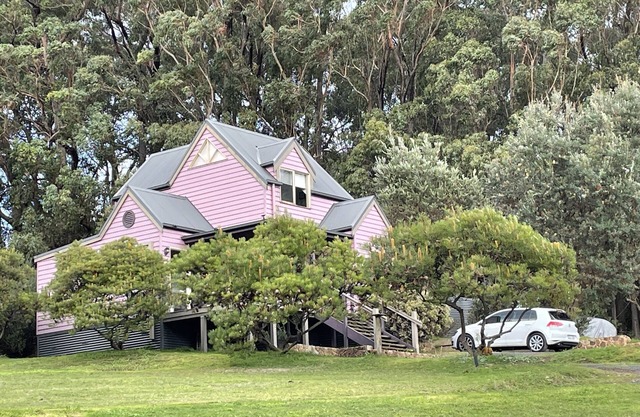 Peaceful 40-acre Gembrook Farmstay & Sanctuary - Help feed rescue animals!