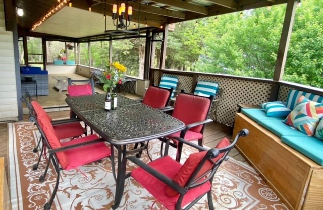 Peaceful Beaver Lake get-away