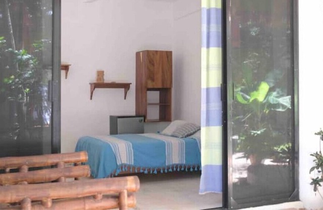 Peaceful body & soul retreat. Steps from beach! AC