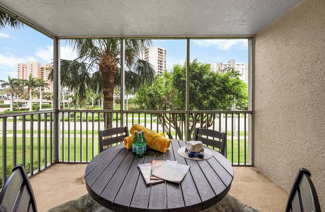 Peaceful condo w/pool across from South Beach