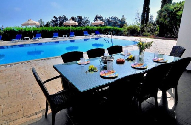 Peaceful Coral Bay House | Villa Pikni | 5 bedrooms | Extra large pool | Short.
